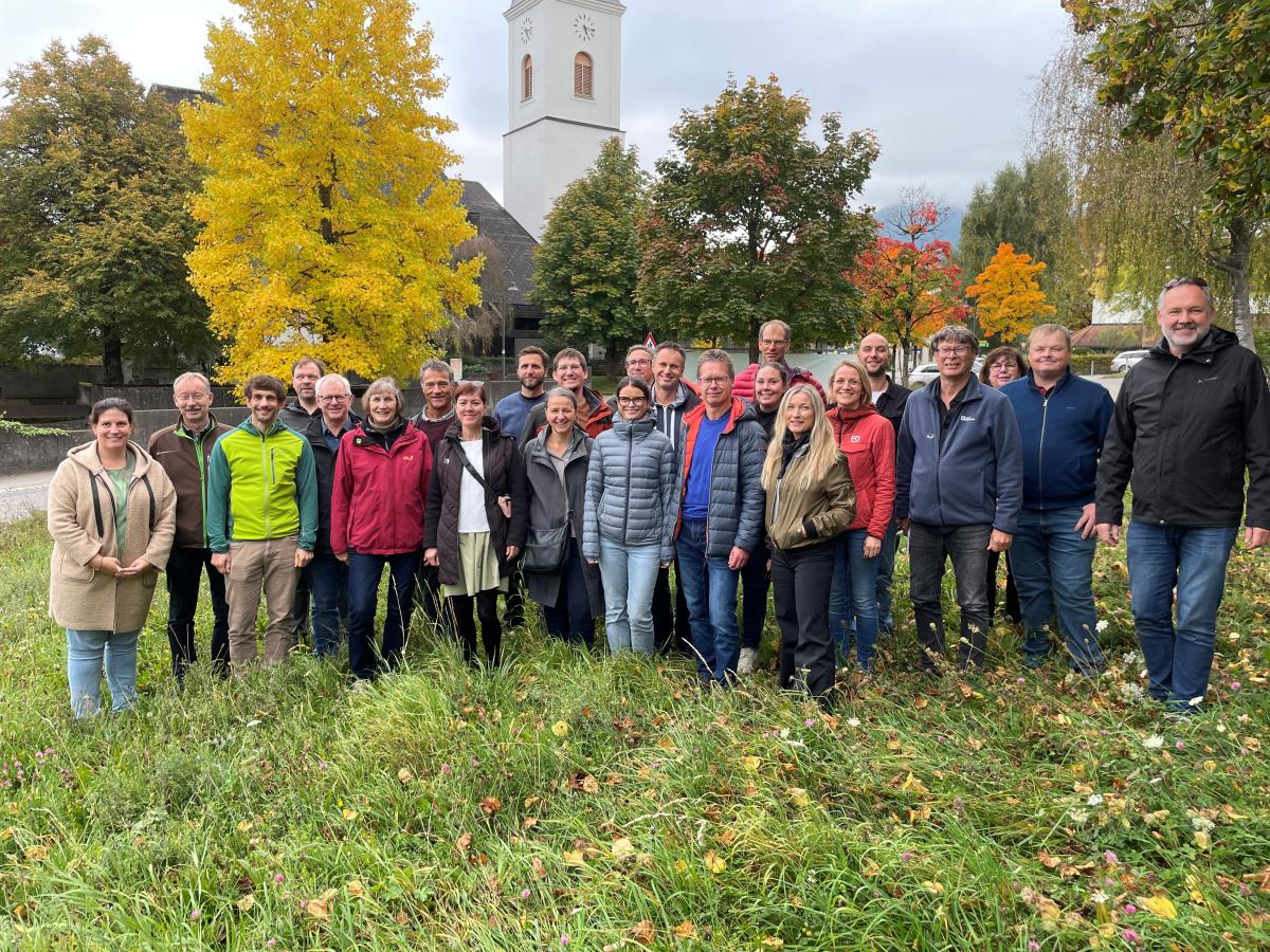 Teilnehmende in Göfis vor der Kirch