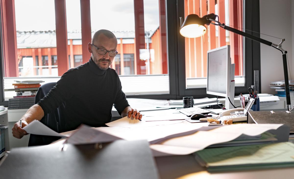 Mann an Schreibtisch