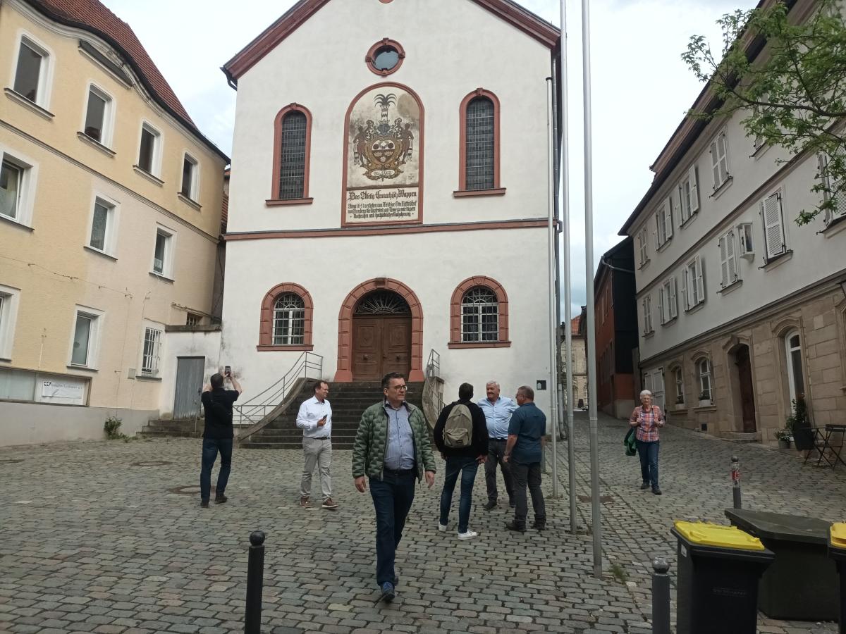 Menschen vor hisorischer Stadt
